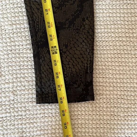 Hue Animal Print pants, Size small, In Excellent Condition, smoke free home - Picture 7 of 9